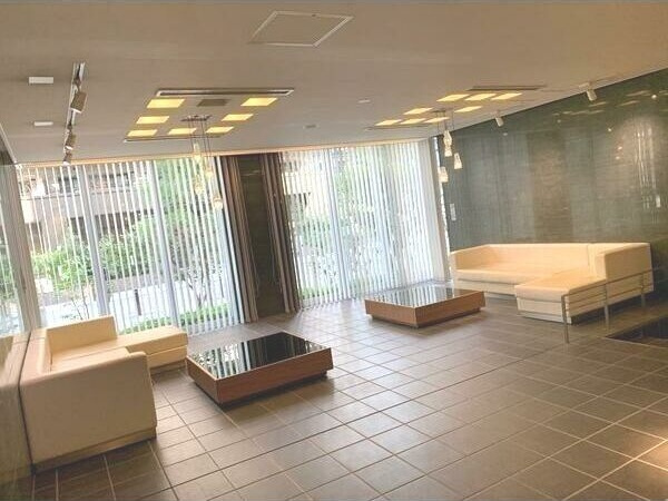 クロスレジデンス大阪新町　BRAVI不動産のロビー