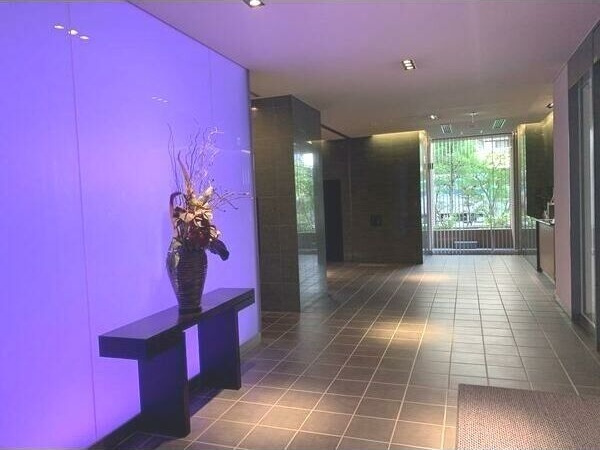 クロスレジデンス大阪新町　BRAVI不動産のロビー