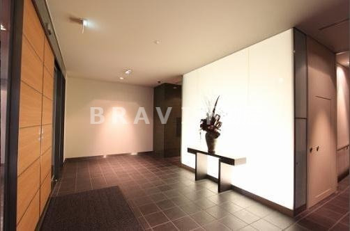 クロスレジデンス大阪新町　BRAVI不動産のエントランス|【ベルファース大阪新町】ゆとりのあるエントランスです