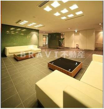 クロスレジデンス大阪新町　BRAVI不動産のロビー|【ベルファース大阪新町】ゆとりのあるロビーです