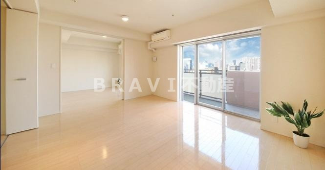 クロスレジデンス大阪新町　BRAVI不動産の居間・リビング|【ベルファース大阪新町】おしゃれな居間です