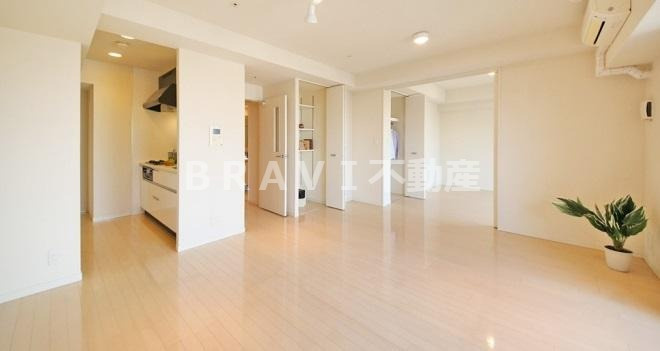 クロスレジデンス大阪新町　BRAVI不動産の居間・リビング|【ベルファース大阪新町】ゆったり過ごせるリビングです