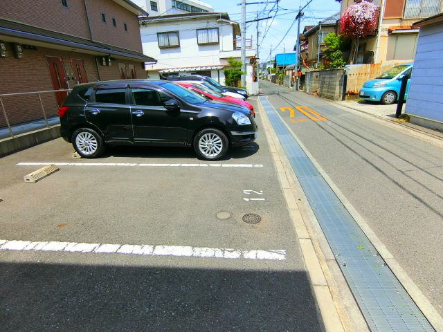 クレストコートＢ棟の駐車場