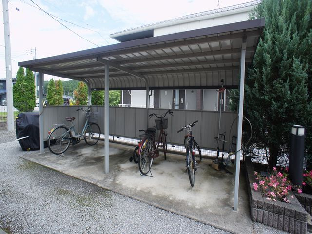 【その他共用部分】 | シェルルあずま | 屋根付きの駐輪場があります♪