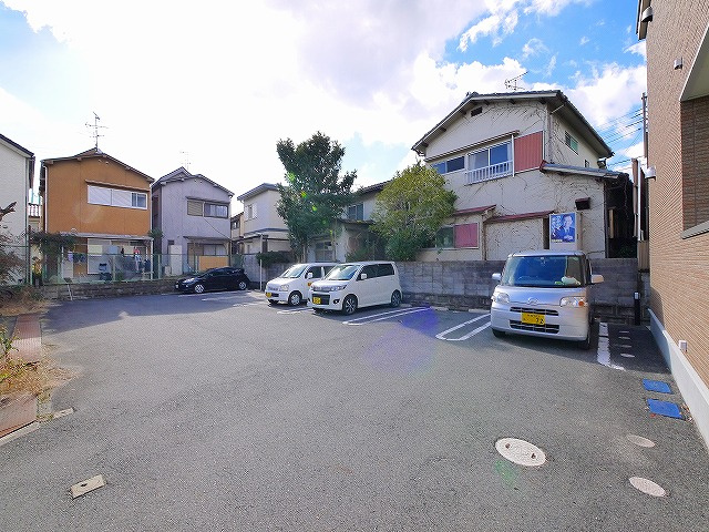クレディーカーサの駐車場