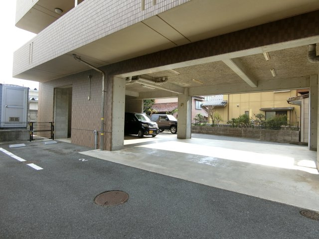 リバーコートCの駐車場