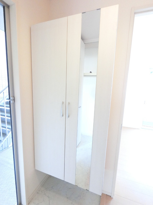 ボナールＡの玄関|広めのＢoxは収納力ばっちり。トールタイプのミラーついてます。