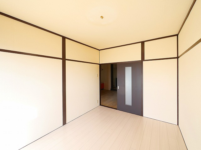 マンション田村の洋室|落ち着いた色調の洋室です