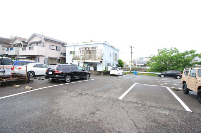 プチメゾン鶴島の駐車場