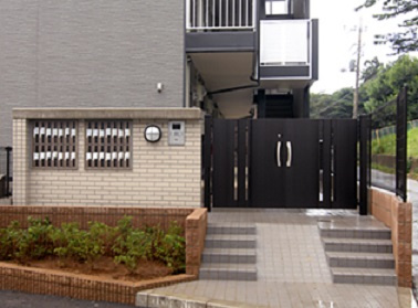 【エントランス】 | ひなた | オートロックゲート完備