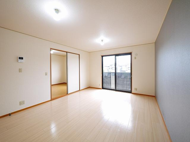 ジェイアール郡山Aの居間・リビング|ゆったり過ごせるリビングです