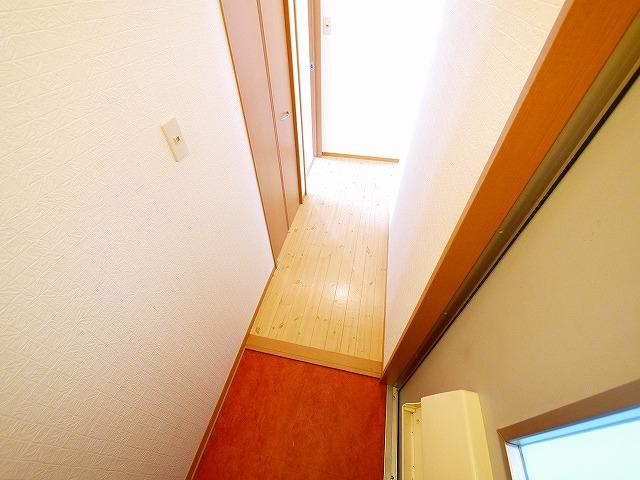 ジェイアール郡山Aの玄関|収納もある玄関です