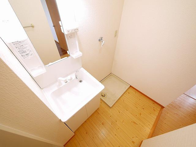 ジェイアール郡山Aの洗面所|スペースが確保できる洗面所です