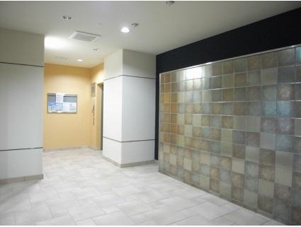 ドゥーエ本庄　BRAVI不動産のエントランス|【ドゥーエ本庄】落ち着いたエントランスです