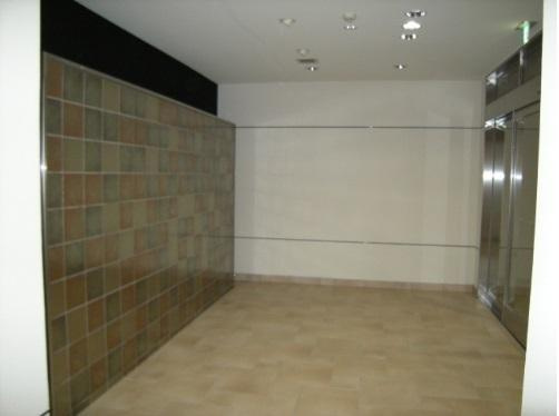 ドゥーエ本庄　BRAVI不動産のロビー|【ドゥーエ本庄】毎日通るロビーはこのようになっています