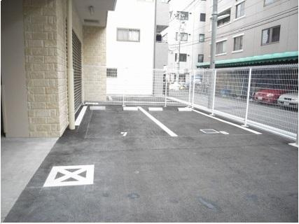 ドゥーエ本庄　BRAVI不動産の駐車場|【ドゥーエ本庄】車をお持ちの方に嬉しい駐車場付きの物件です