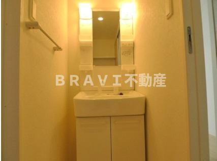 NORTH VILLAGE BIRTH PLACE（ノースヴィレッジバースプレイス）　BRAVI不動の洗面所|【NORTH VILLAGE BIRTH PLACE】明るい洗面所です