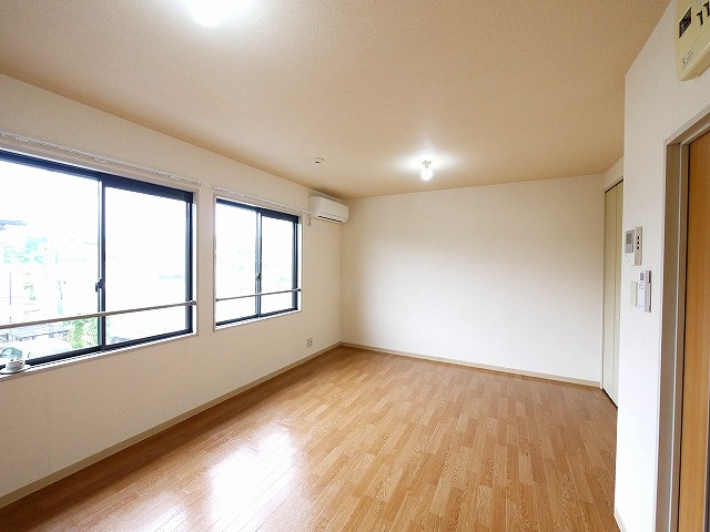 グランドゥールＢの洋室|こちらのリビングで趣味の時間をお楽しみください