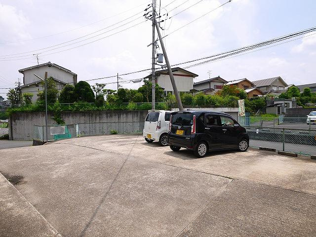 大和池田ハイツの駐車場|車をお持ちの方に嬉しい駐車場付きの物件です