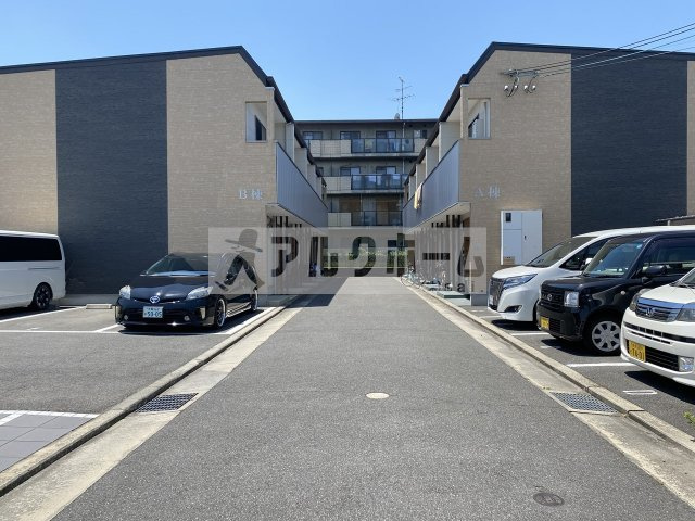 プレジール青山の駐車場