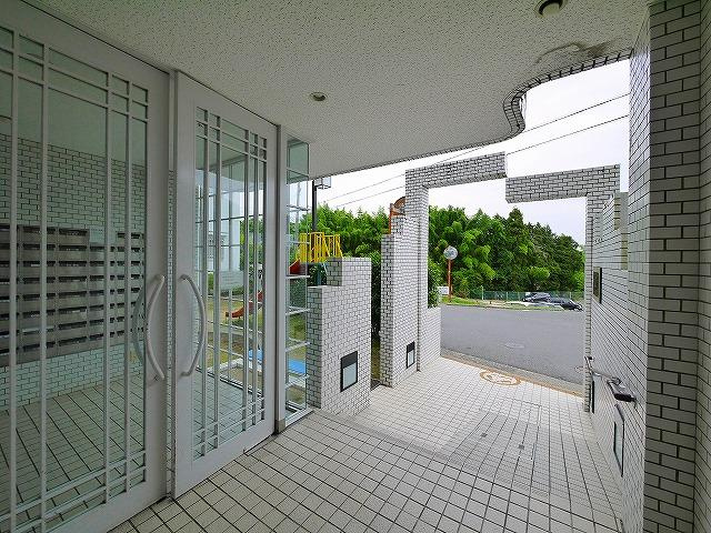 ノバカネイチ学園前のエントランス|建物の内部です