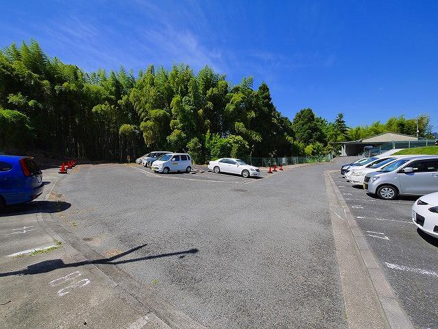 ノバカネイチ学園前の駐車場|車をお持ちの方に嬉しい駐車場付きの物件です