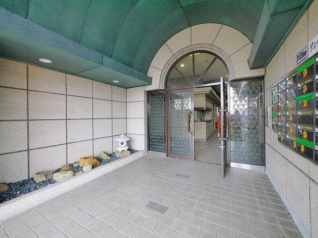 フローラル生駒のエントランス