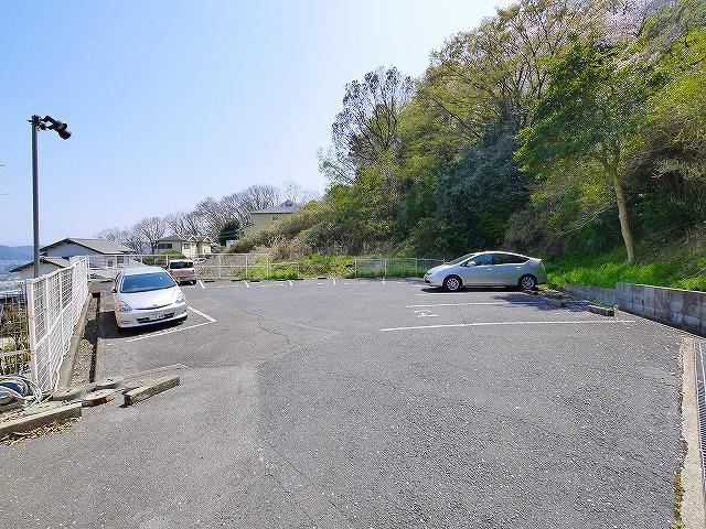 フローラル生駒の駐車場