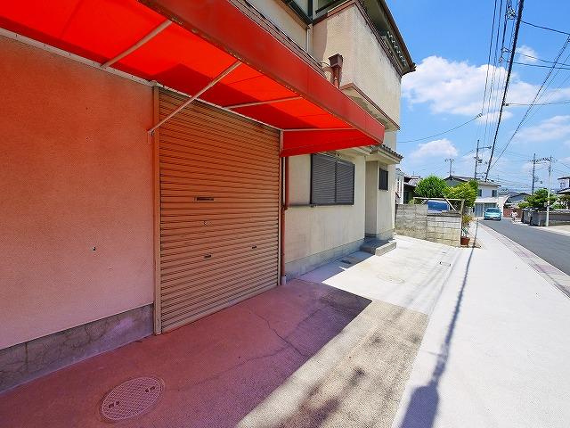 藤原町店舗付住宅のエントランス