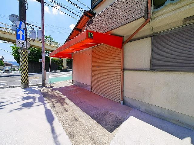 藤原町店舗付住宅のエントランス