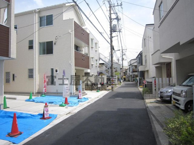 【前面道路含む現地写真】 | 板橋区蓮沼町借地権付き新築一戸建て 全４棟