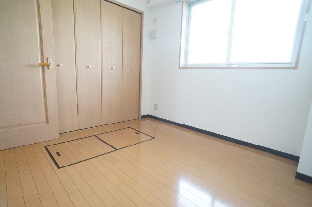 グランシャリオの洋室|各部屋に床下収納もございます。