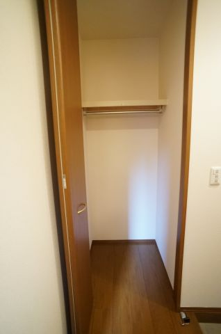 ウィルコート口谷東　A棟の収納|玄関入ってすぐの収納です。