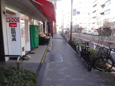 【周辺】 | グランシャリオ根岸 | グランシャリオ根岸　物件前　尾竹橋通り沿いの物件で夜道も安心！