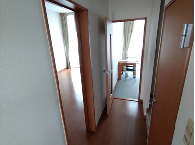 【玄関】 | 多摩川 | 1階はフローリング、2階以上はカーペットタイプとなります。