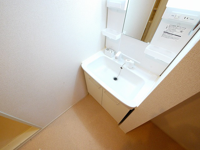 クレメント中町の独立洗面台|朝の支度にも助かる、独立の洗髪洗面化粧台