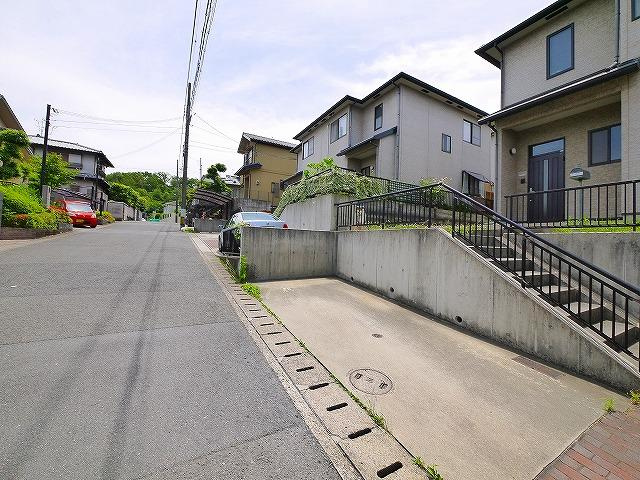 ロゼ右京Aの駐車場|車をお持ちの方に嬉しい駐車場付きの物件です
