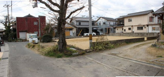 【外観】 | 南東側道路からの接道を確認できるカット
