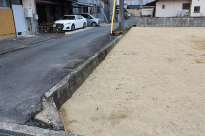 【外観】 | 大津市本堅田5丁目2341-4　売土地 | 敷地と南側道路の高低差を確認出来るカット