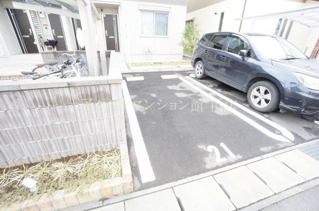 クレセントＤの駐車場
