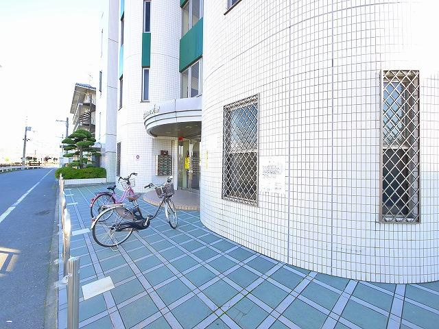 エクセレント天理のエントランス|毎日通るエントランスはこのようになっています