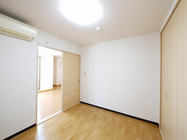 エクセレント天理の寝室|広くて明るい寝室