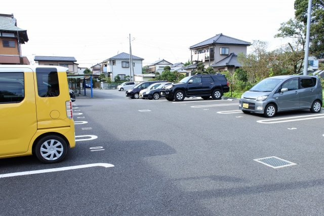 ロイヤルガーデンアネックスの駐車場