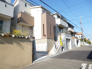 【前面道路含む現地写真】 | 南側公道幅員６メートルに面する
