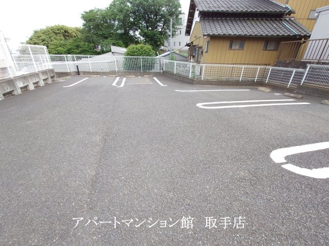 コモドアデッソの駐車場