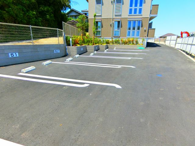 カーサ高善C棟 の駐車場