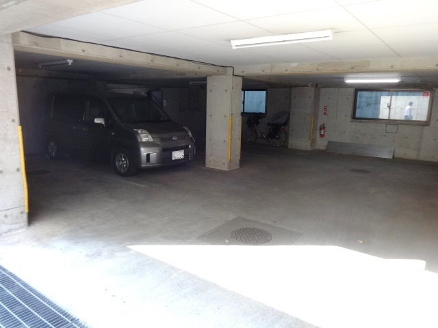 ホワイトコーポの駐車場