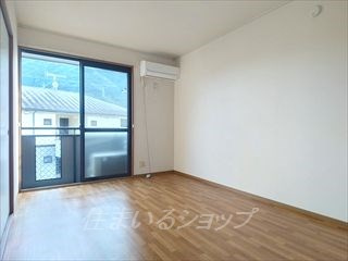 広島市安佐北区亀山１丁目のアパートの居間・リビング|新品エアコン付き