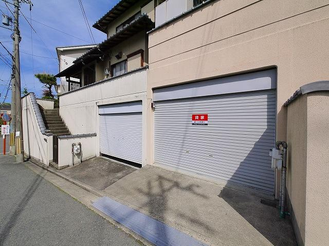 中山町西一戸建の駐車場