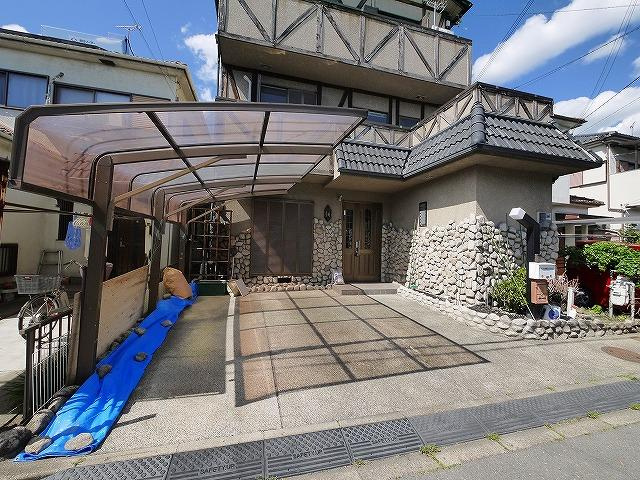 西九条町一戸建の駐車場|駐車場に車を止められます